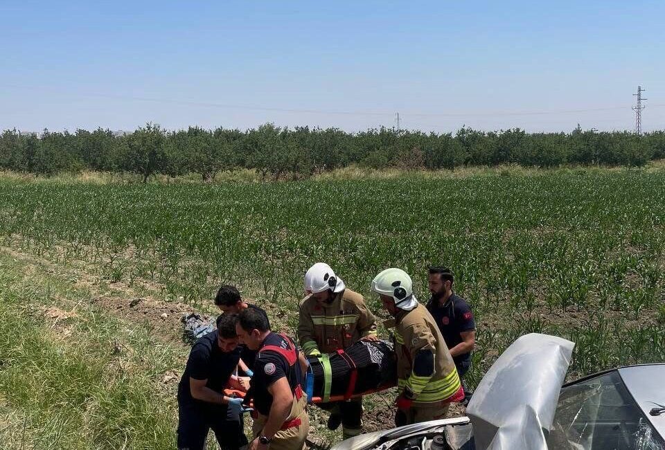 Hatay’ın Kırıkhan ilçesinde, sürücüsünün kontrolünü kaybetmesi sonucu tarlaya uçan bir