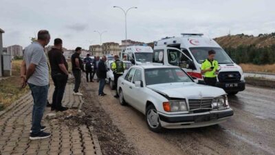 Kırıkkale’nin Yahşihan ilçesinde meydana gelen trafik kazasında 3 kişi yaralandı.
