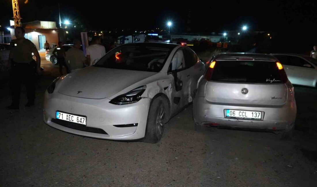 Kırıkkale’de iki otomobilin çarpışması sonucunda meydana gelen kazada 4 kişi