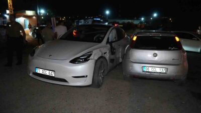 Kırıkkale’de iki otomobilin çarpışması sonucunda meydana gelen kazada 4 kişi