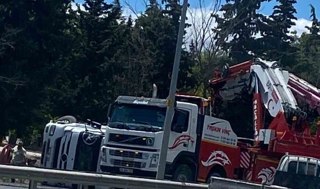 Kırklareli’nde bir tırın kontrolünden çıkarak bariyerlere çarpması sonucu devrilmesiyle meydana
