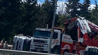 Kırklareli’nde bir tırın kontrolünden çıkarak bariyerlere çarpması sonucu devrilmesiyle meydana