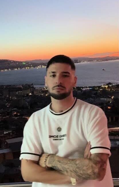 Çeşme ilçesinde popüler bir plaj kulübünde sahne alan ve müzik