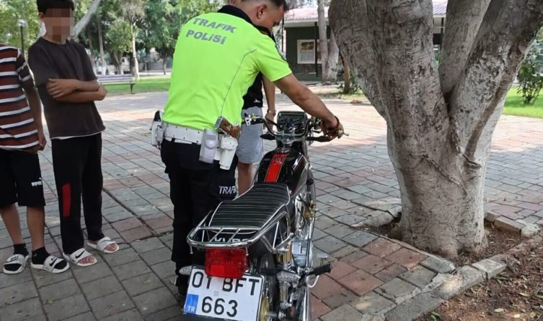 Kozan ilçesinde trafik polisleri, kırmızı ışıkta geçen ve ehliyetsiz olduğu