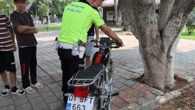 Kozan ilçesinde trafik polisleri, kırmızı ışıkta geçen ve ehliyetsiz olduğu