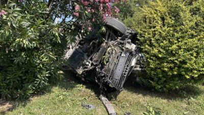 Bayrampaşa’da bir sürücü, kırmızı ışıkta geçerek bir otomobile çarptı ve