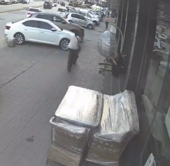 Kırşehir’de bir çocuk, bisikletiyle kaldırımda ilerlerken bir ara sokaktan çıkan