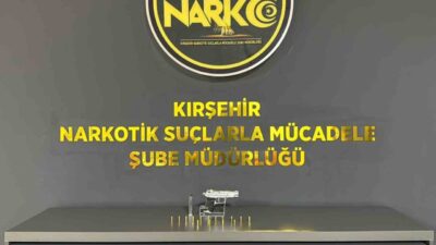 Kırşehir’de polis, kent merkezinde gerçekleştirdiği uygulama sırasında bir otomobilde ruhsatsız