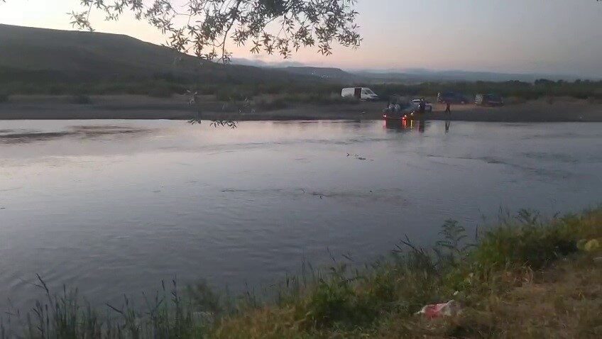 Sivas’ın Gemerek ilçesinde, Kızılırmak’a serinlemek için giren 2 kişiden biri