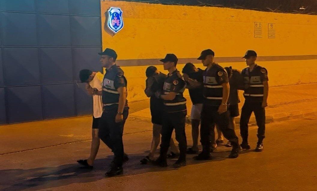 Mersin’in turistik merkezlerinden Kızkalesi’nde, kimlik ibraz etmeyi reddeden ve karakol