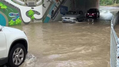 Kocaeli’nin İzmit ilçesindeki şiddetli yağışlar, bir alt geçidin suyla dolmasına