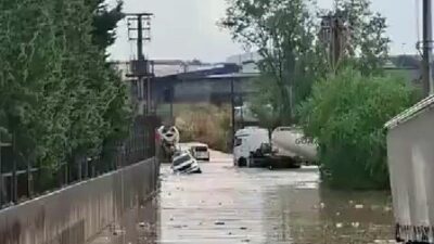 Kocaeli’de şiddetli yağmur, birçok cadde ve sokağı su altında bıraktı.