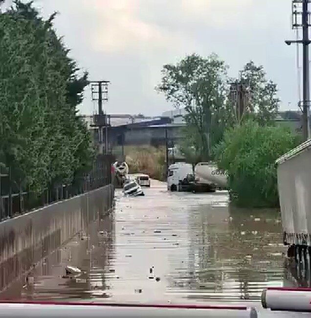 Kocaeli’de şiddetli yağmur, birçok cadde ve sokağı su altında bıraktı.