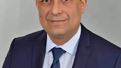 Aydın’ın Koçarlı ilçesinde bir kişi, Atatürk Mahallesi’nde bulunan bir ağaca