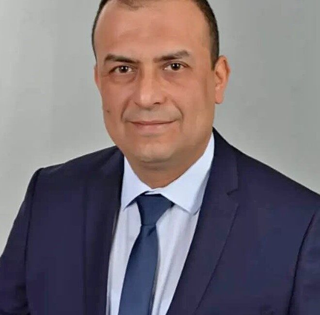 Aydın’ın Koçarlı ilçesinde bir kişi, Atatürk Mahallesi’nde bulunan bir ağaca