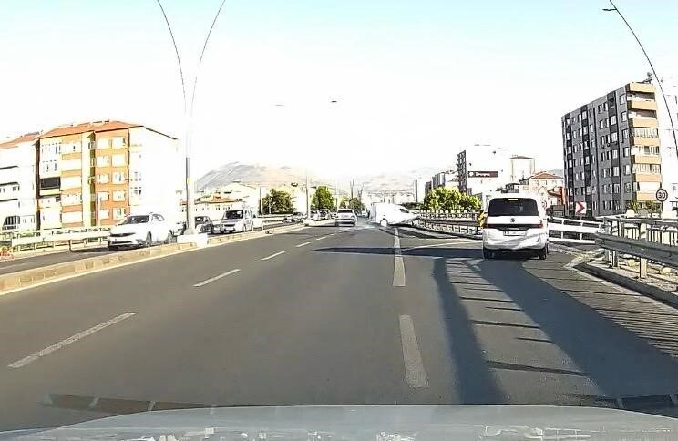 Kocasinan ilçesinde meydana gelen trafik kazasında, bir hafif ticari araç