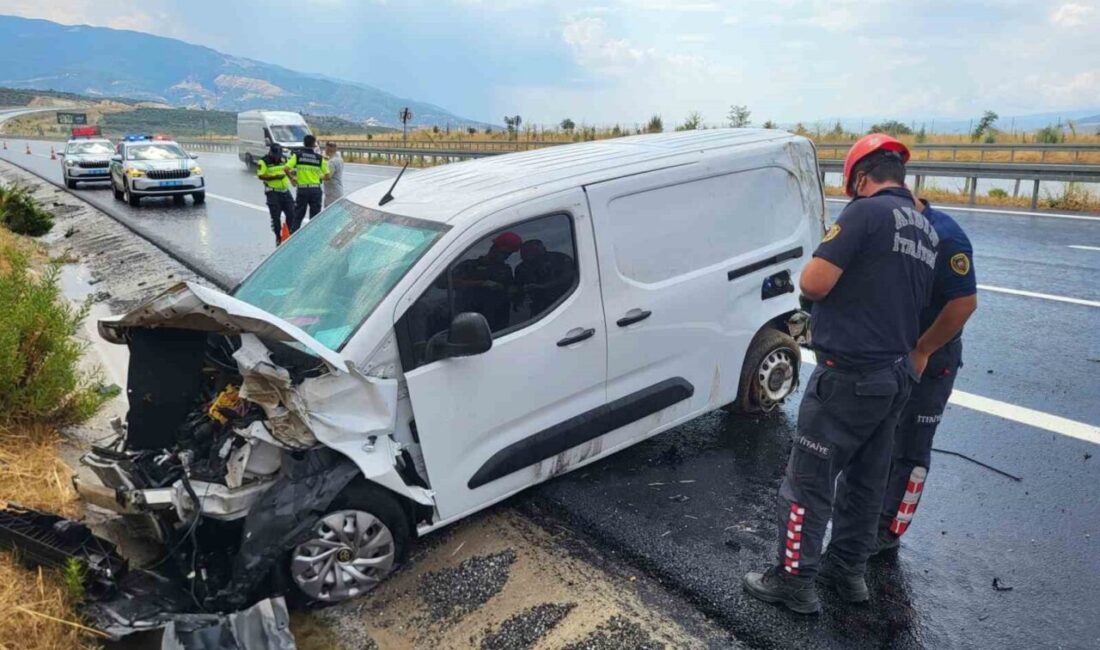 Aydın-Denizli Karayolu’nda meydana gelen bir trafik kazasında, bir araç su