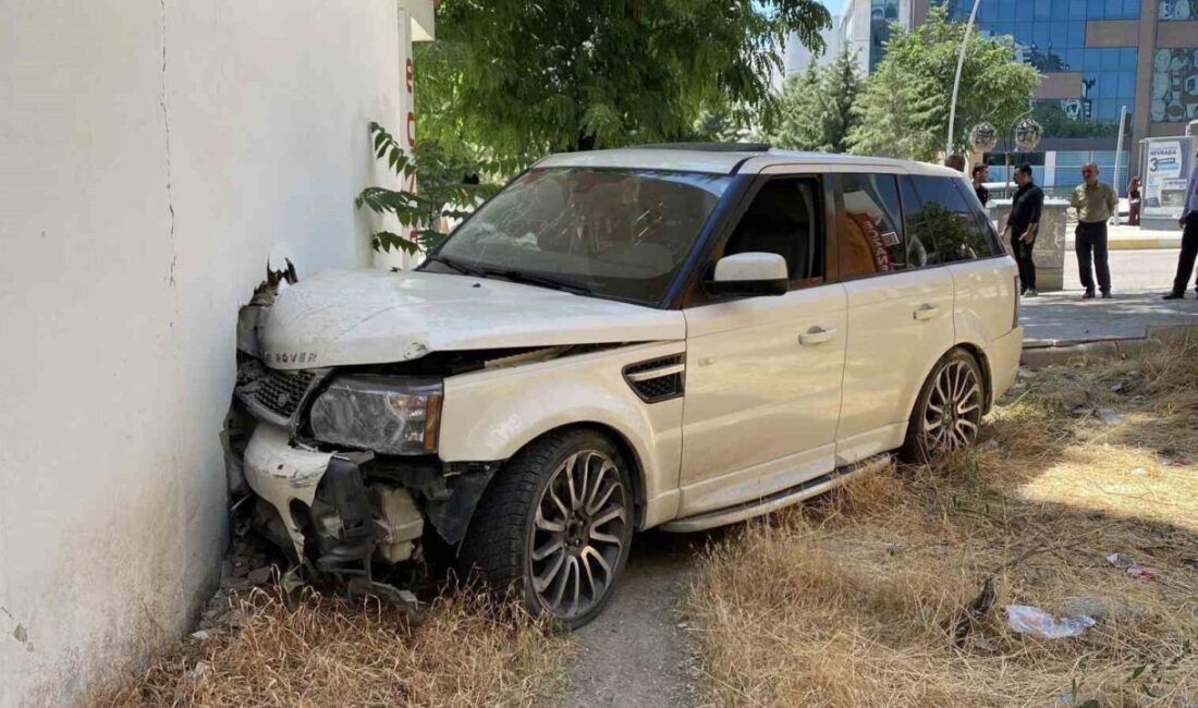 Elazığ’da meydana gelen trafik kazasında sürücüsünün aracın kontrolünü kaybettiği cip,