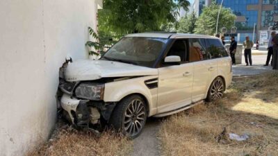 Elazığ’da meydana gelen trafik kazasında sürücüsünün aracın kontrolünü kaybettiği cip,