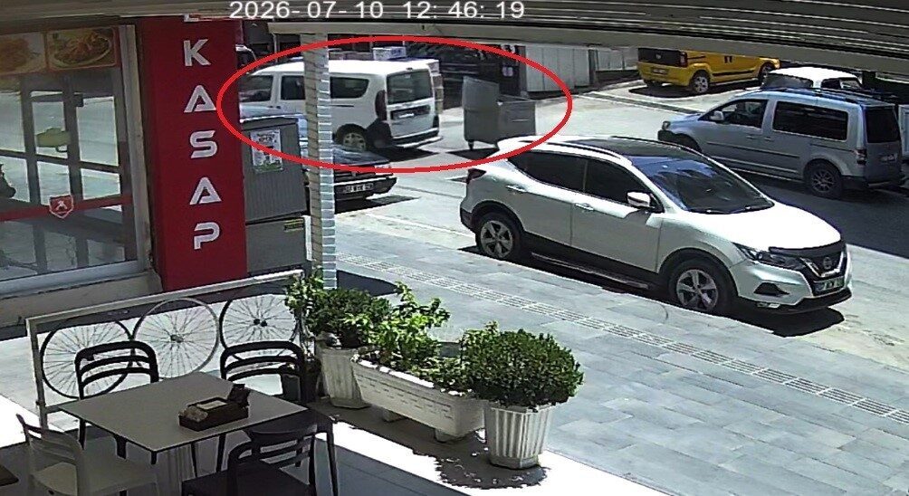 Serik ilçesinde, bir çöp konteynerinin kontrolünden çıkarak hızla yokuş aşağı