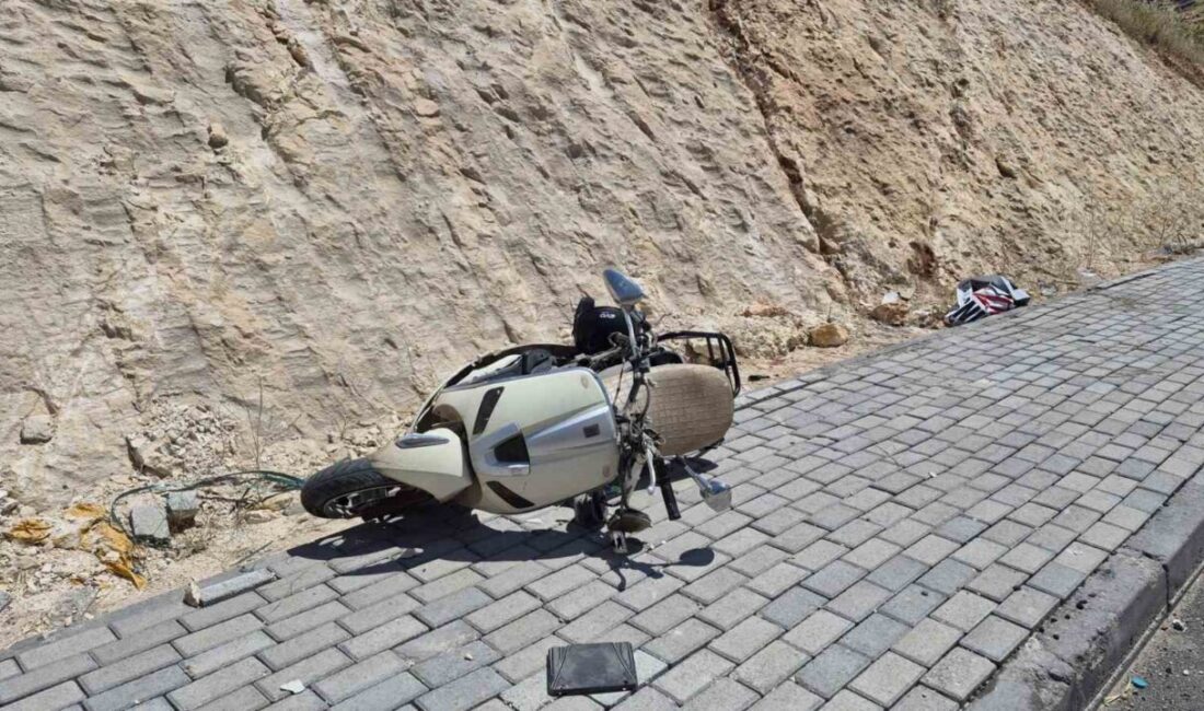 Adıyaman’da bir motosiklet sürücüsünün direksiyon kontrolünü kaybetmesi sonucu meydana gelen