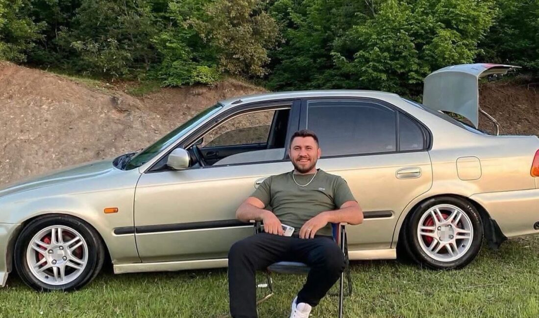 Niksar ilçesinde meydana gelen trafik kazasında, kaldırıma çarpan bir motosiklet