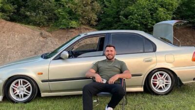 Niksar ilçesinde meydana gelen trafik kazasında, kaldırıma çarpan bir motosiklet