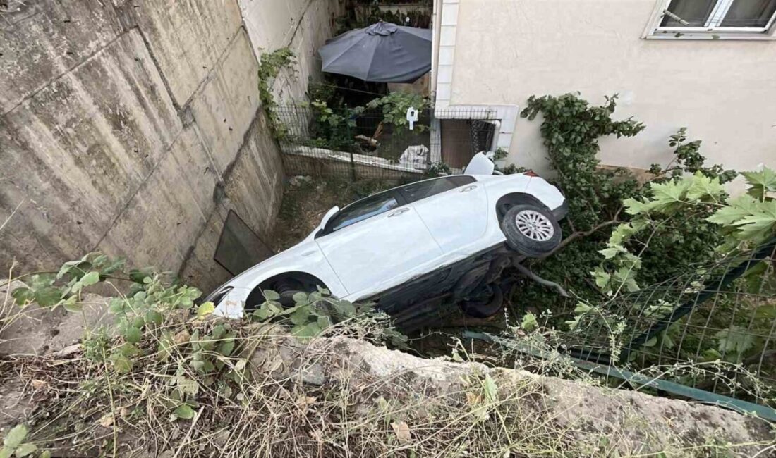 Kocaeli’nde bir sürücü, direksiyon hakimiyetini kaybederek otomobilini yaklaşık 5 metre