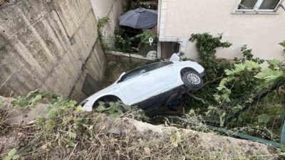 Kocaeli’nde bir sürücü, direksiyon hakimiyetini kaybederek otomobilini yaklaşık 5 metre