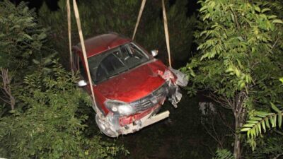 Amasya ilinde bir aracın yolda kontrolünü kaybetmesi sonucu 5 metre