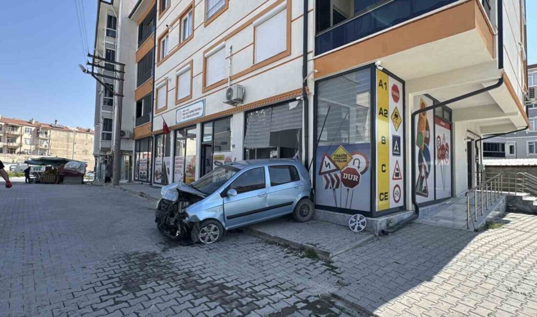 Kulu ilçesinde meydana gelen trafik kazasında, bir otomobil kontrolsüz bir