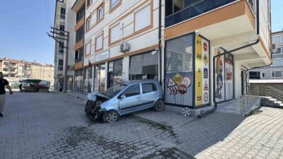 Kulu ilçesinde meydana gelen trafik kazasında, bir otomobil kontrolsüz bir