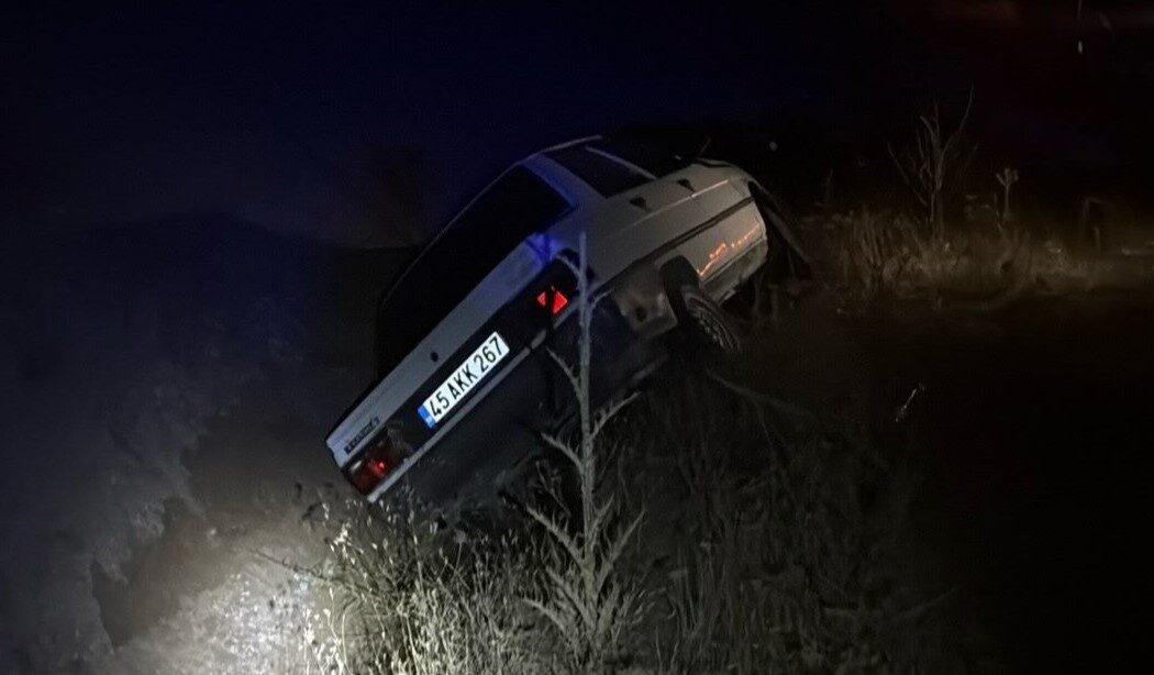 Manisa’nın Gördes ilçesinde meydana gelen bir trafik kazasında baba ile