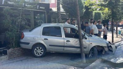 Niğde’de bir otomobil, virajı alamayarak kontrolden çıktı ve yakındaki bir