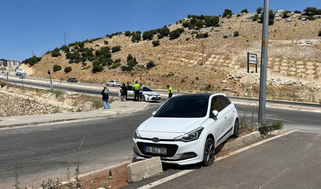 Besni ilçesinde meydana gelen bir trafik kazasında sürücü, otomobilinin kontrolünü