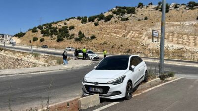 Besni ilçesinde meydana gelen bir trafik kazasında sürücü, otomobilinin kontrolünü