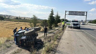 Burdur’da yaşanan trafik kazasında traktör şarampole devrildi ve sürücüsü yaralandı.