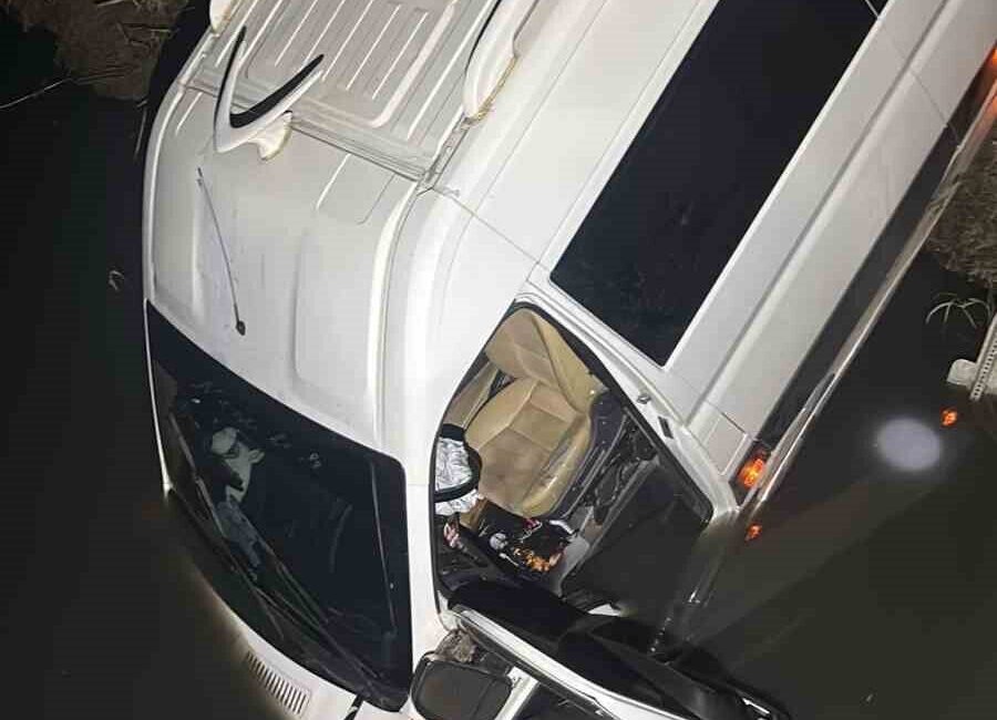 Aydın’ın Yenipazar ilçesinde bir yolcu minibüsü, kontrolden çıkarak dereye uçtu;
