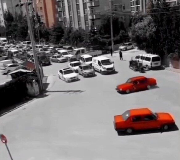 Konya’da düğün konvoyunun önünü keserek drift yapan sürücüye polis ekipleri
