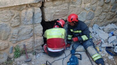 Seydişehir ilçesinde, bir binanın duvarı arasında sıkışıp kalan bir kedi,