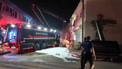 Konya’da bir mobilya imalathanesinde meydana gelen yangın, çevre sakinlerinde endişe