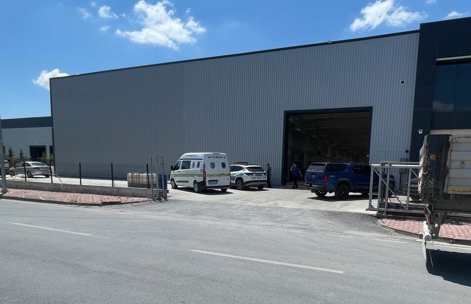 Konya’da bir ambalaj fabrikasında görevli işçinin makineye sıkışarak hayatını kaybettiği