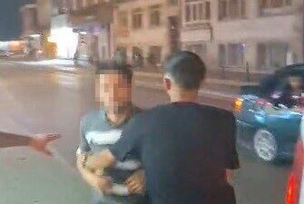 Konya’da meydana gelen bir olayda, motosikletli bir kişiye saldıran otomobil