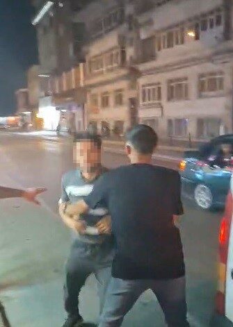 Konya’da meydana gelen bir olayda, motosikletli bir kişiye saldıran otomobil