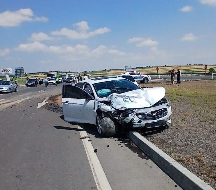 Konya’nın Seydişehir ilçesinde meydana gelen trafik kazasında, hafif ticari araç
