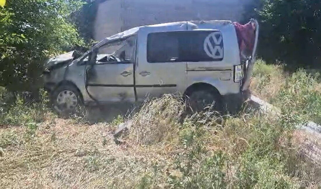 Konya’nın Karapınar ilçesinde bir hafif ticari aracın kontrolünden çıkarak bir
