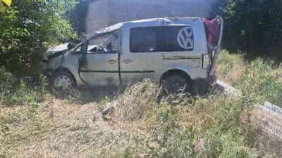 Konya’nın Karapınar ilçesinde bir hafif ticari aracın kontrolünden çıkarak bir