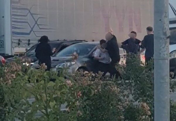 Ilgın ilçesinde meydana gelen yumruklu kavga anı cep telefonu kamerasına