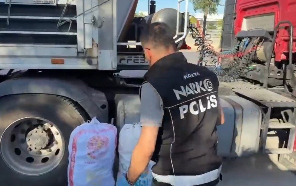 Konya’da Narkotik ekipleri tarafından düzenlenen iki farklı operasyonda toplamda 98
