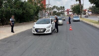 Adana’nın Kozan ilçesinde polis tarafından gerçekleştirilen “Güven Uygulamaları” operasyonu kapsamında